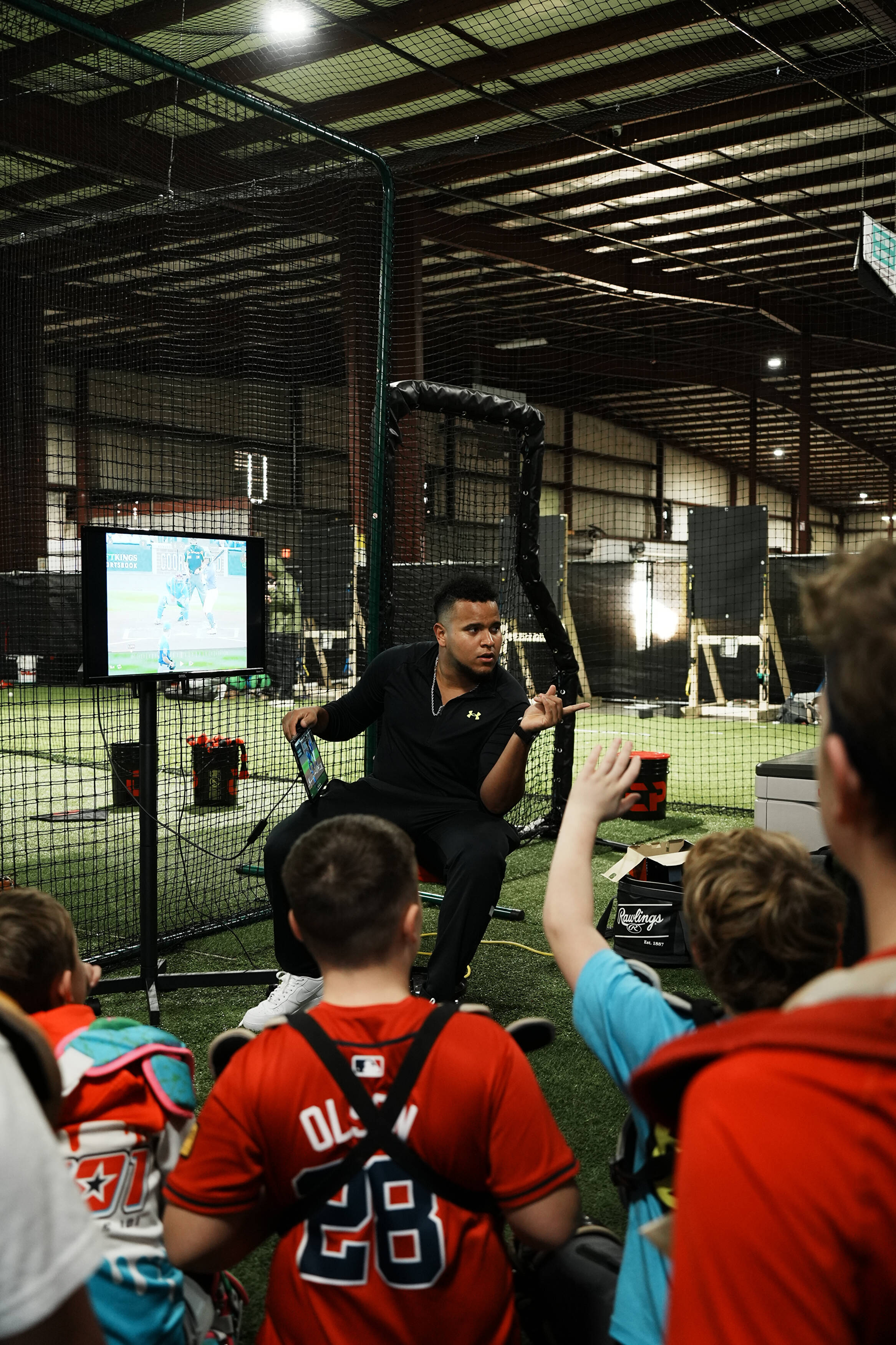 Coach Andrés teaching game understanding during a CATCHPRO ACADEMY clinic