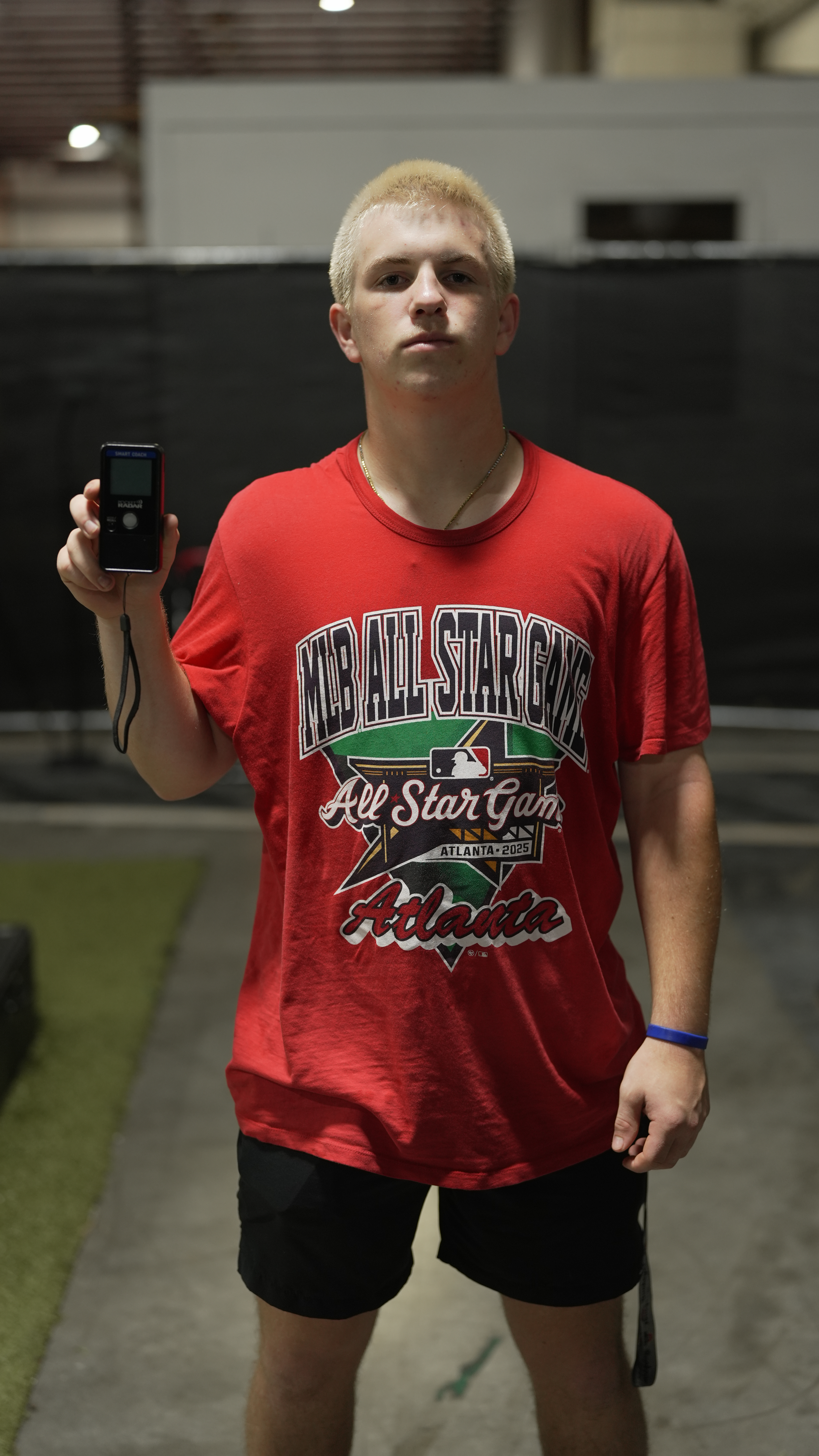 Advanced athlete holding a radar device during CATCHPRO training